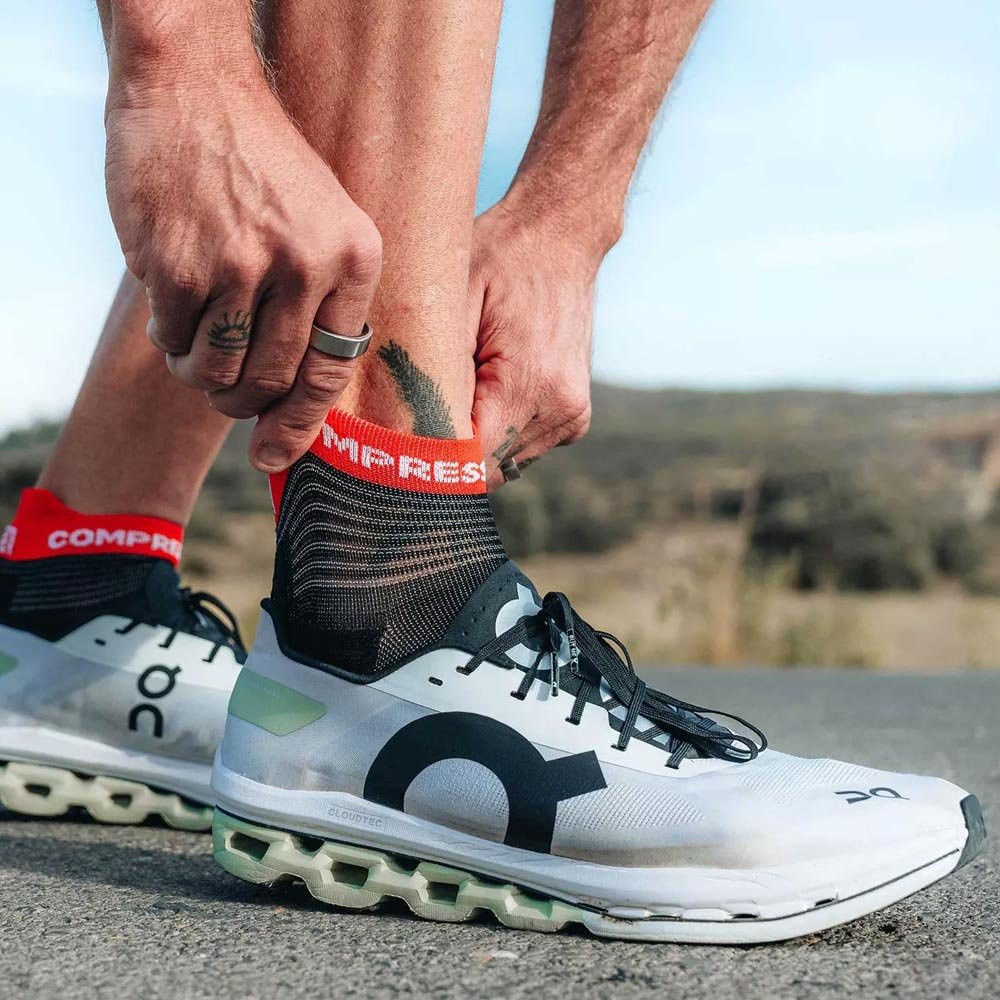 Compressport Pro Racing Socks v4.0 Run Low U Negru și Roșu