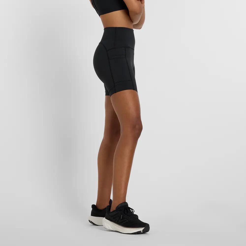 Spodenki New Balance Sleek Pocket High Rise Short 6 W Czarne