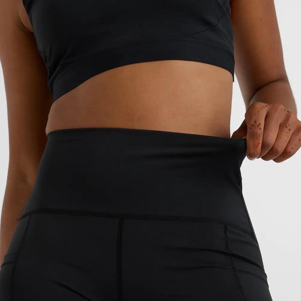 Spodenki New Balance Sleek Pocket High Rise Short 6 W Czarne